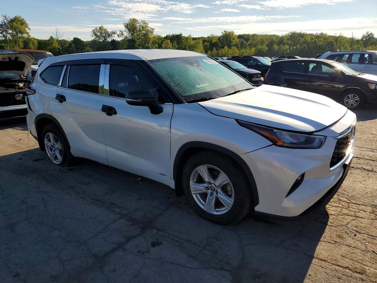 2023 Toyota Highlander Hybrid Le - Image 4