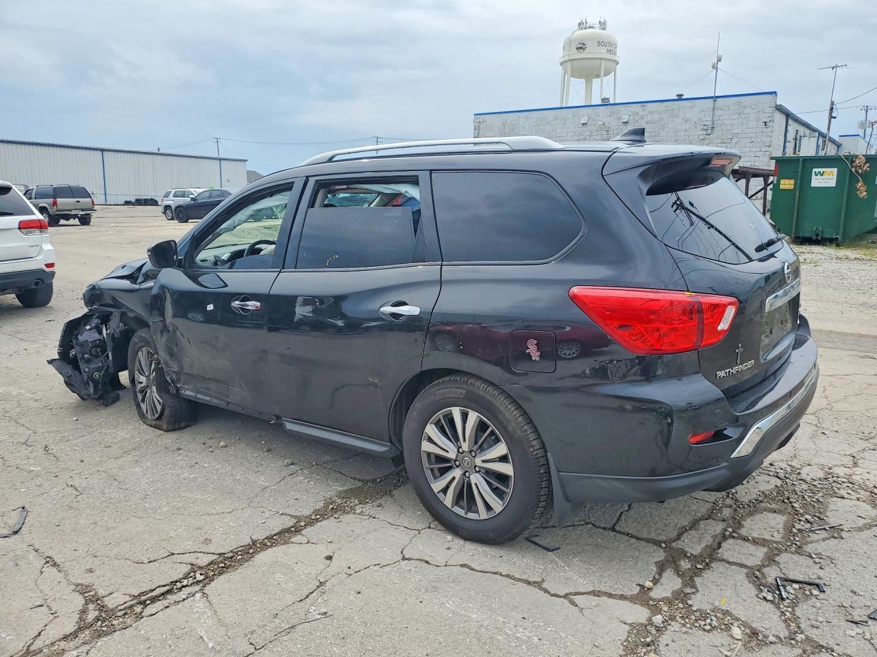 2019 Nissan Pathfinder S - Image 2