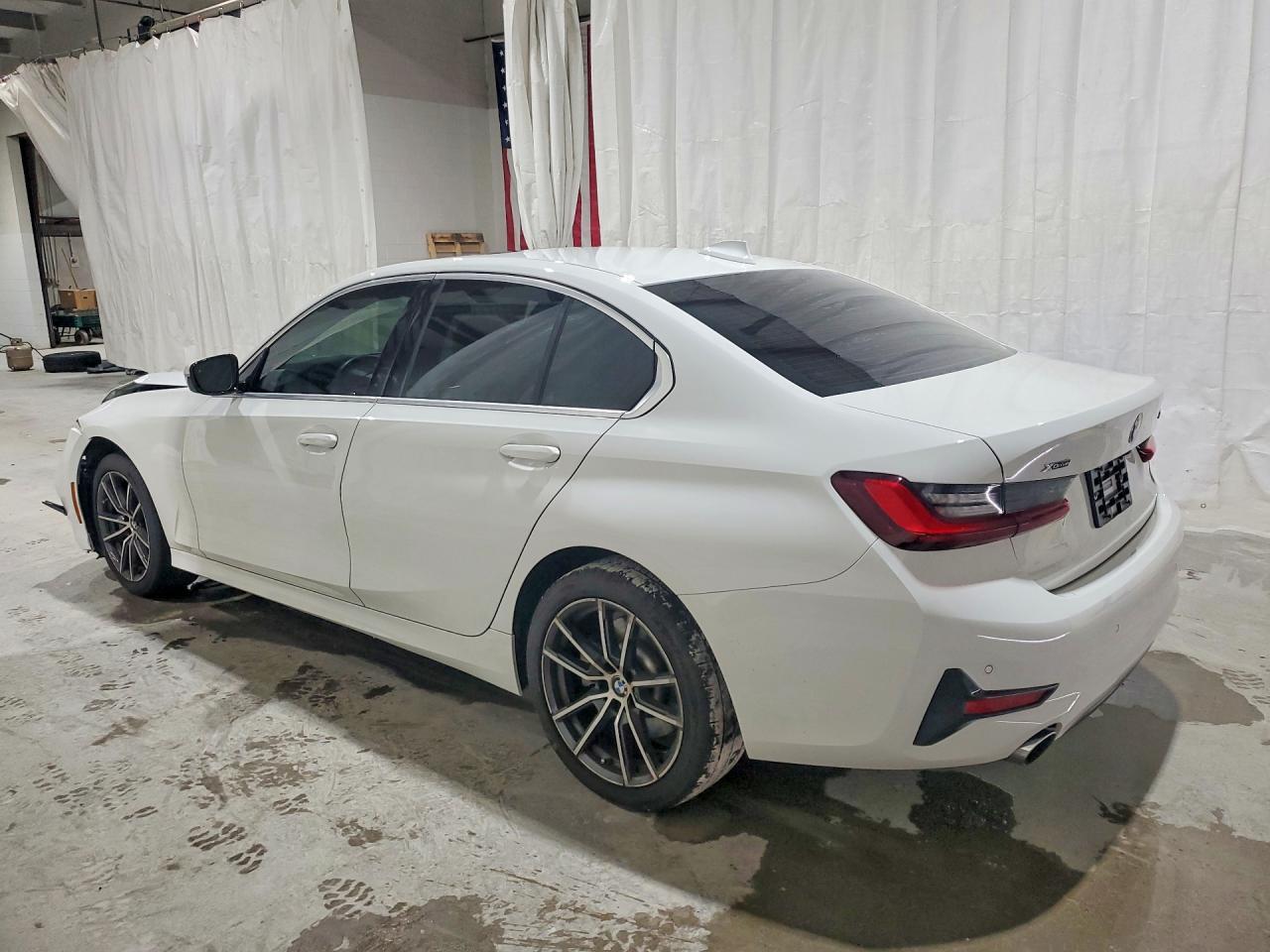 2022 BMW 330Xi - Фото 2