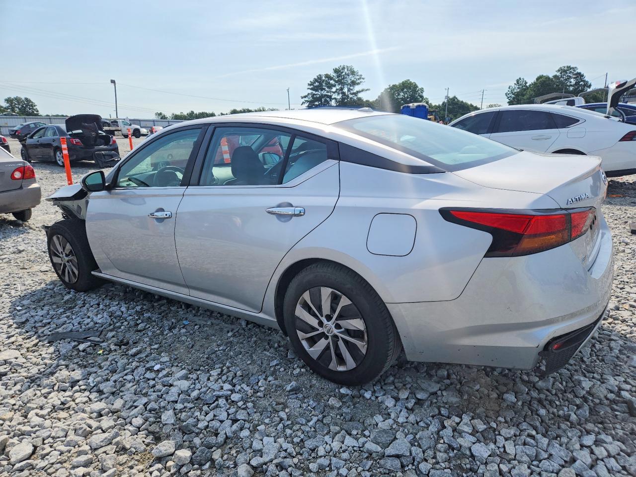 2020 Nissan Altima S - Фото 2