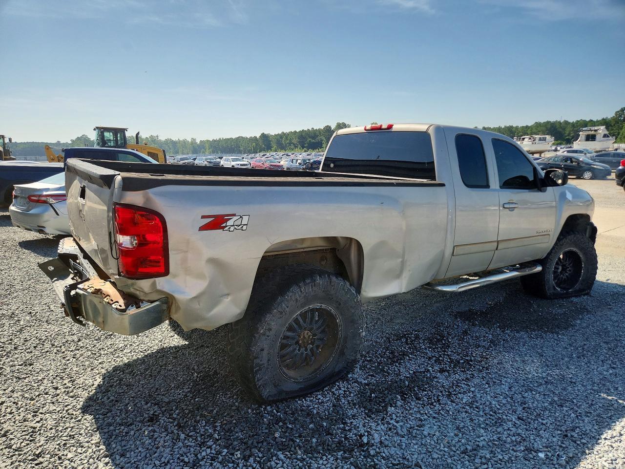 2007 Chevrolet Silverado K3500 - Image 3