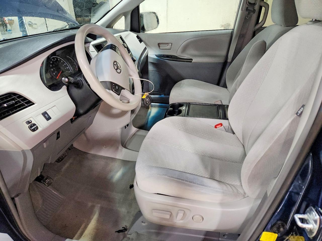 2012 Toyota Sienna Le - Image 7
