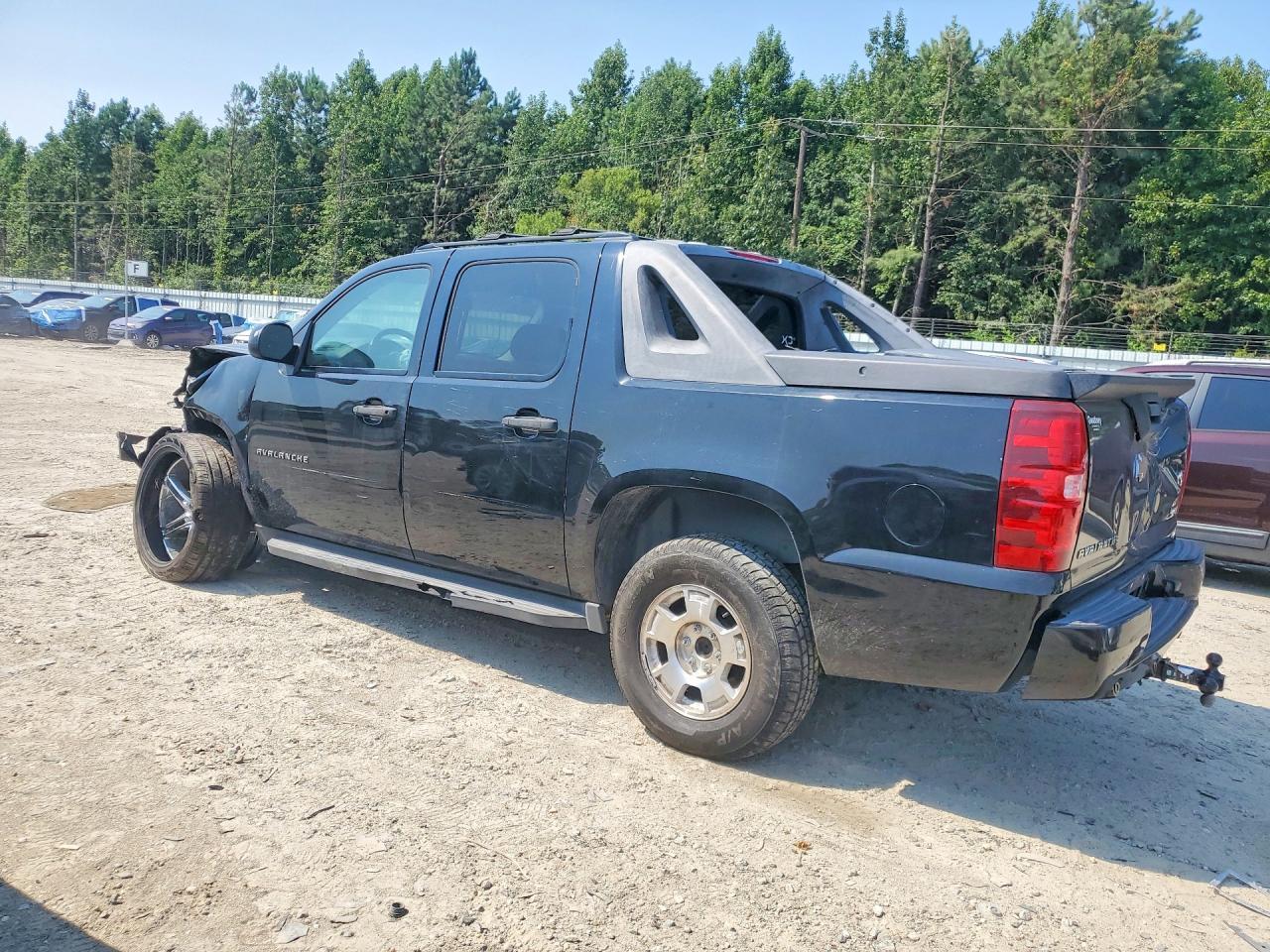 2011 Chevrolet Avalanche Ls - Image 2