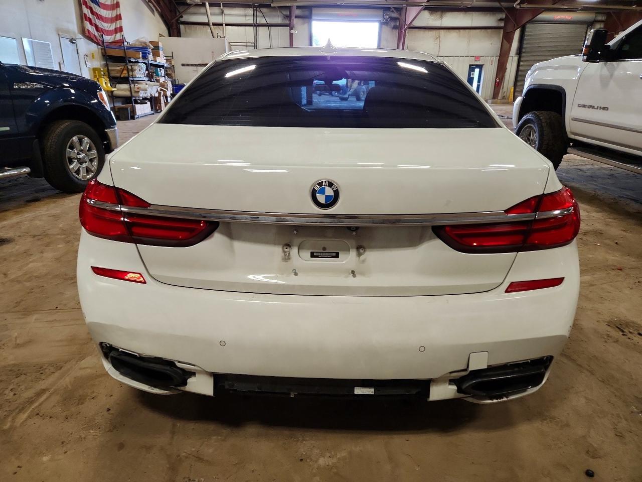2017 BMW 740 I - Фото 6