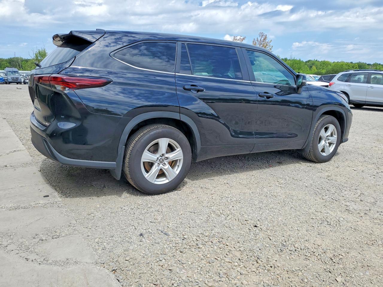 2025 Toyota Highlander Le - Image 3