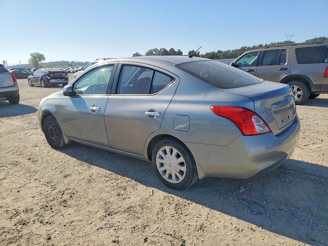 2012 Nissan Versa 1.6 S - Фото 2