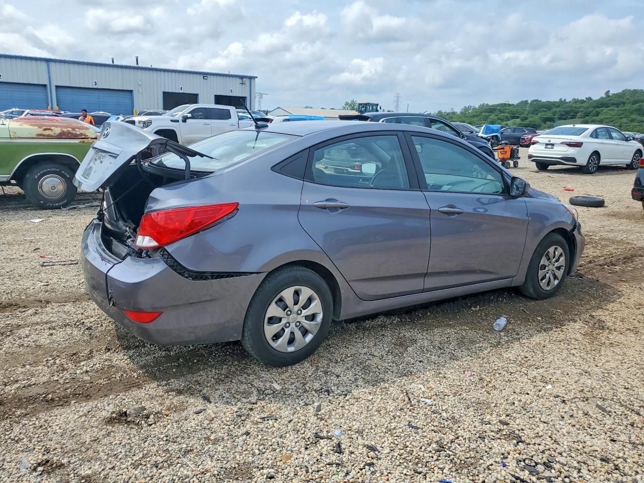 2017 Hyundai Accent Se - Фото 3