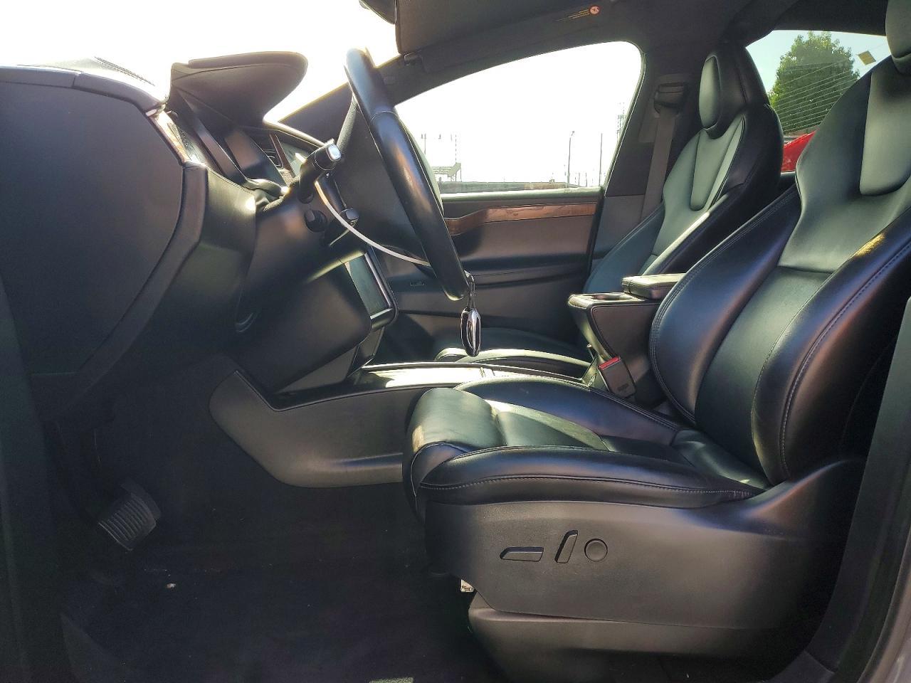 2020 Tesla Model X - Фото 7