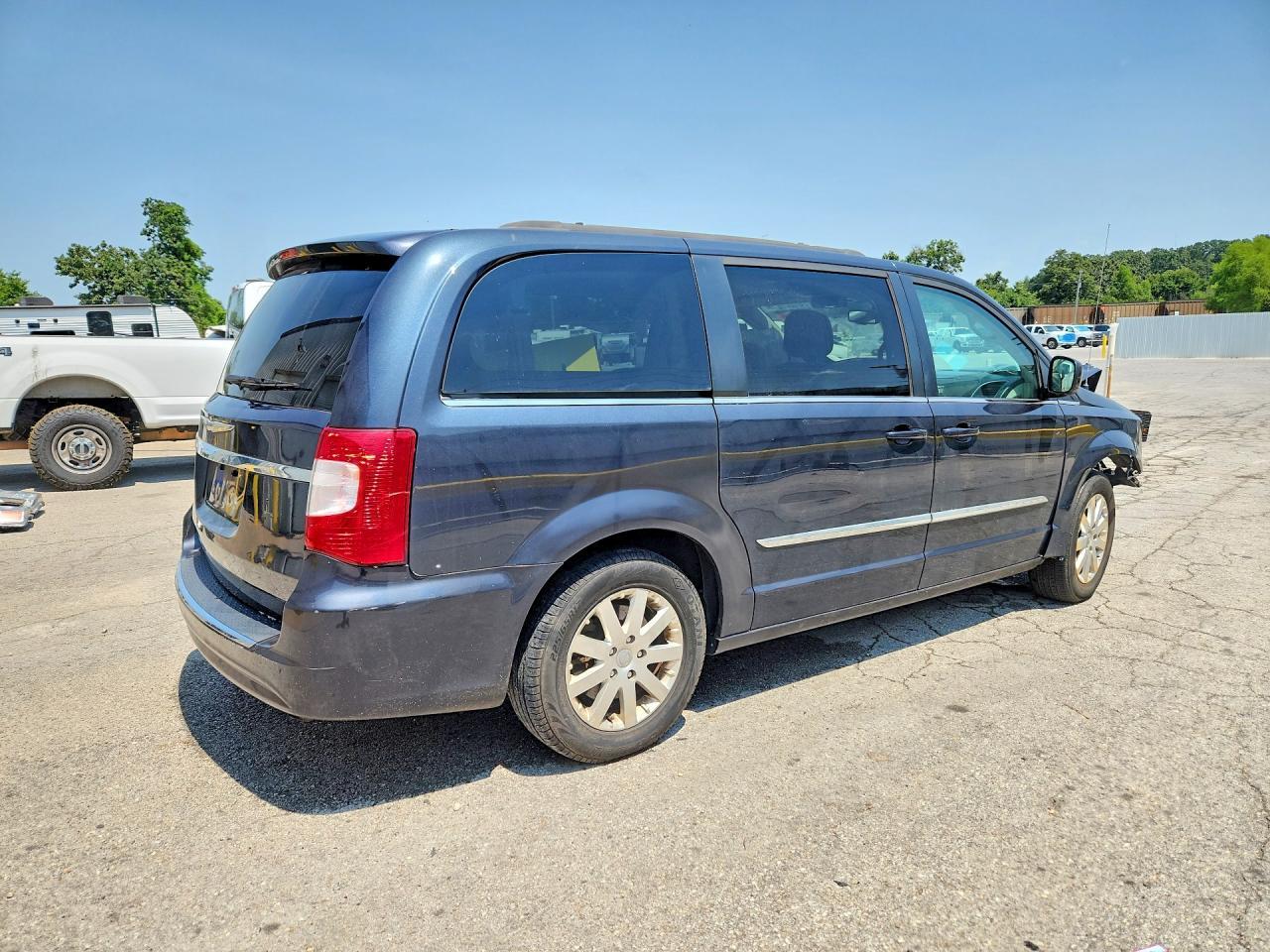 2014 Chrysler Town & Country Touring - Image 3