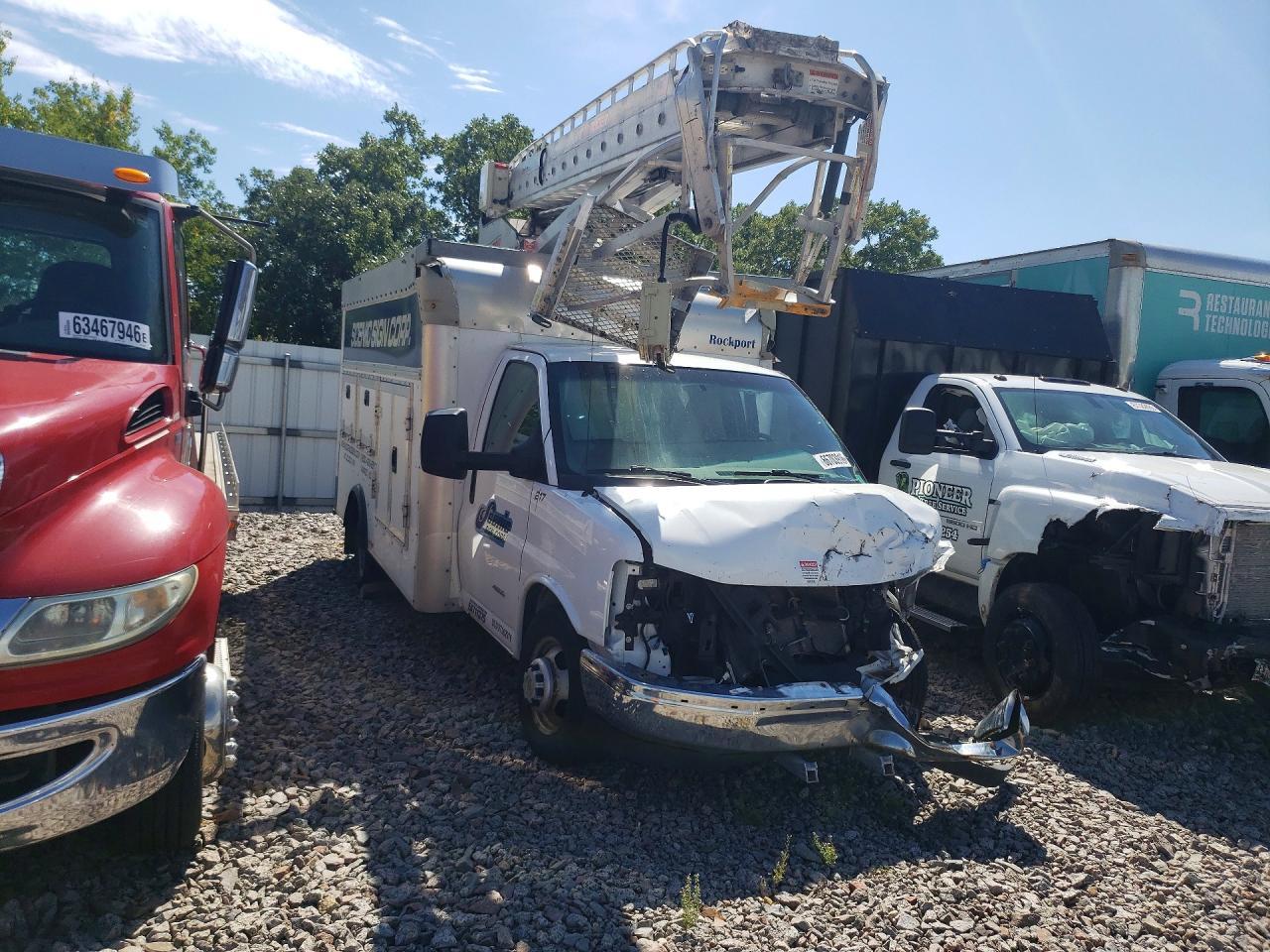 2017 Chevrolet Express G4500 - Фото 4