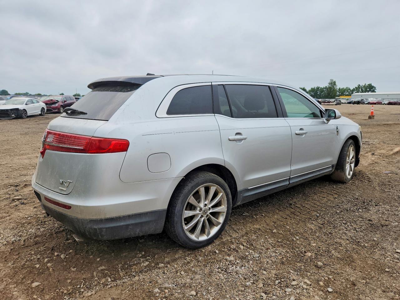 2012 Lincoln Mkt - Image 3