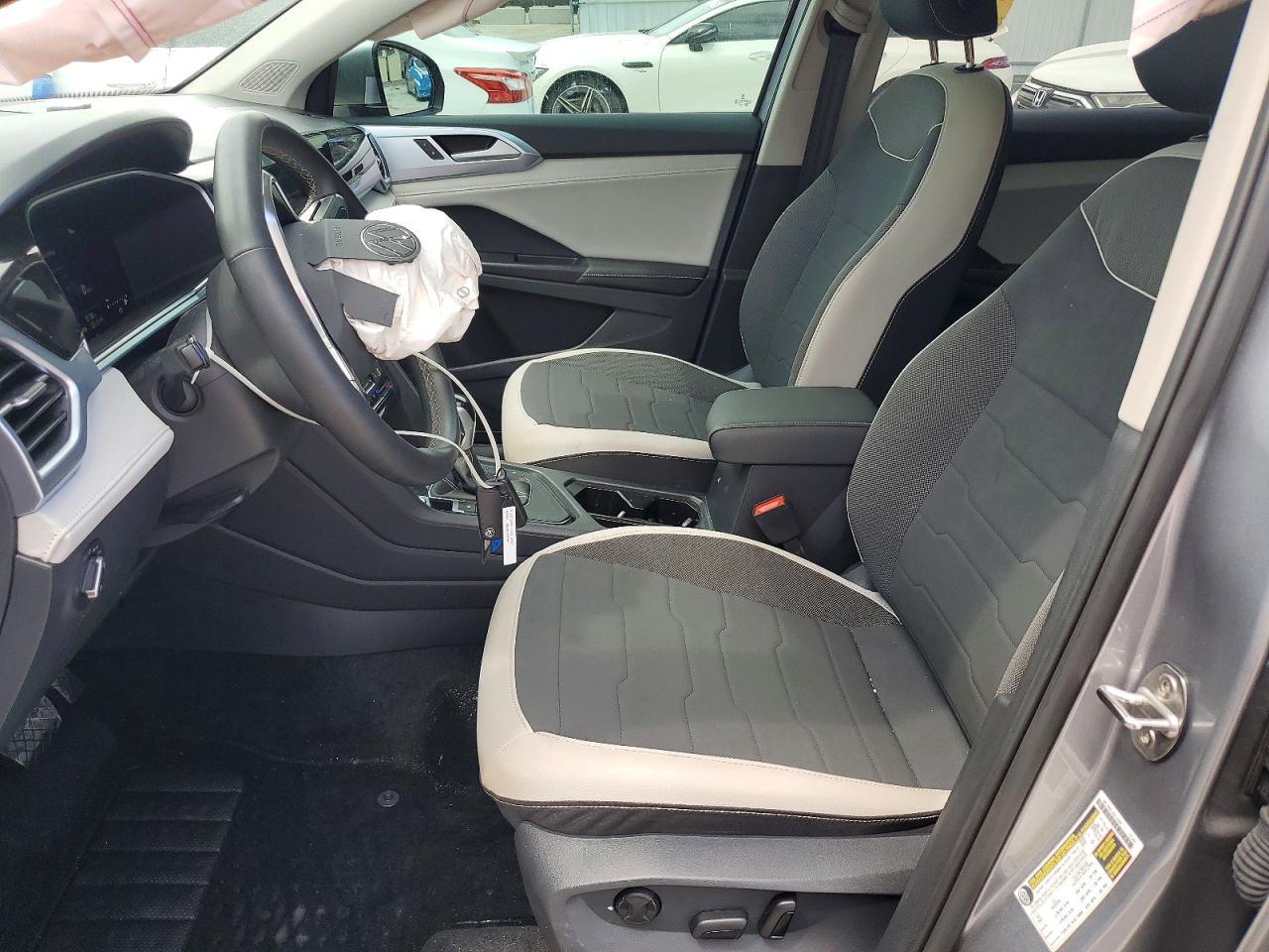 2025 Volkswagen Taos Se - Фото 7