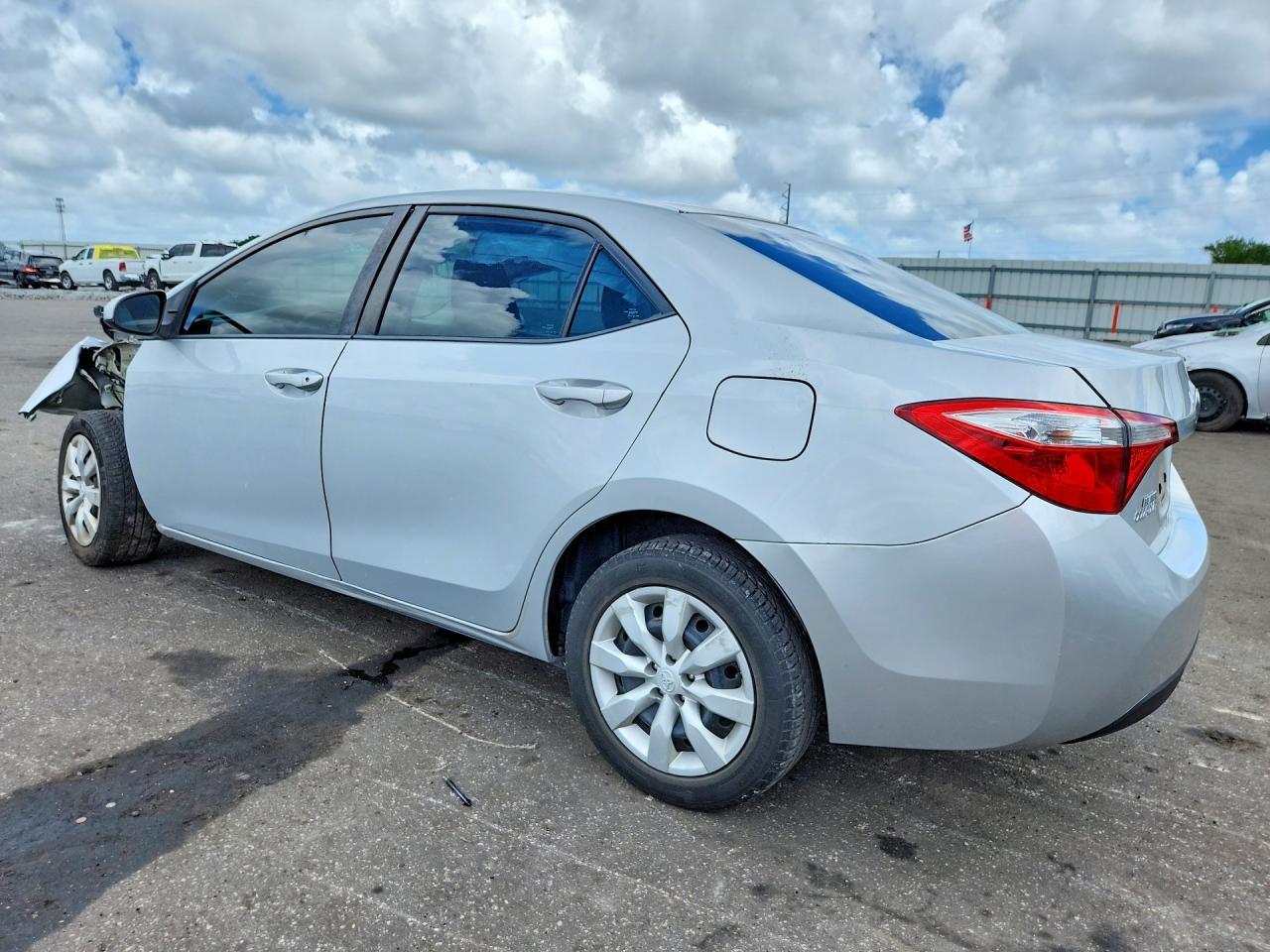 2015 Toyota Corolla Le - Фото 2