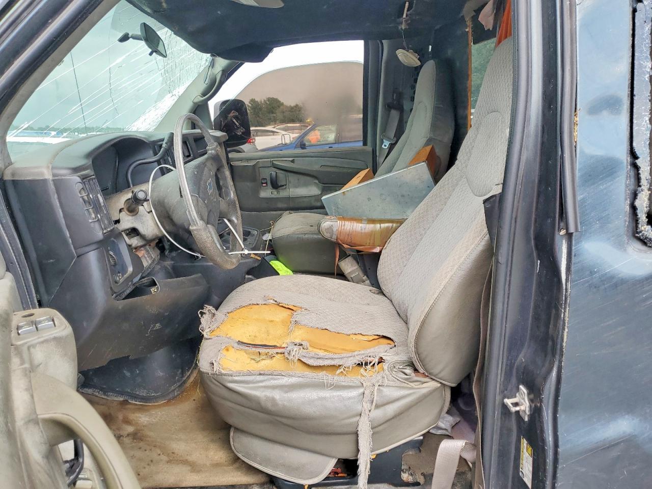 2005 Chevrolet Express G2500 - Image 7