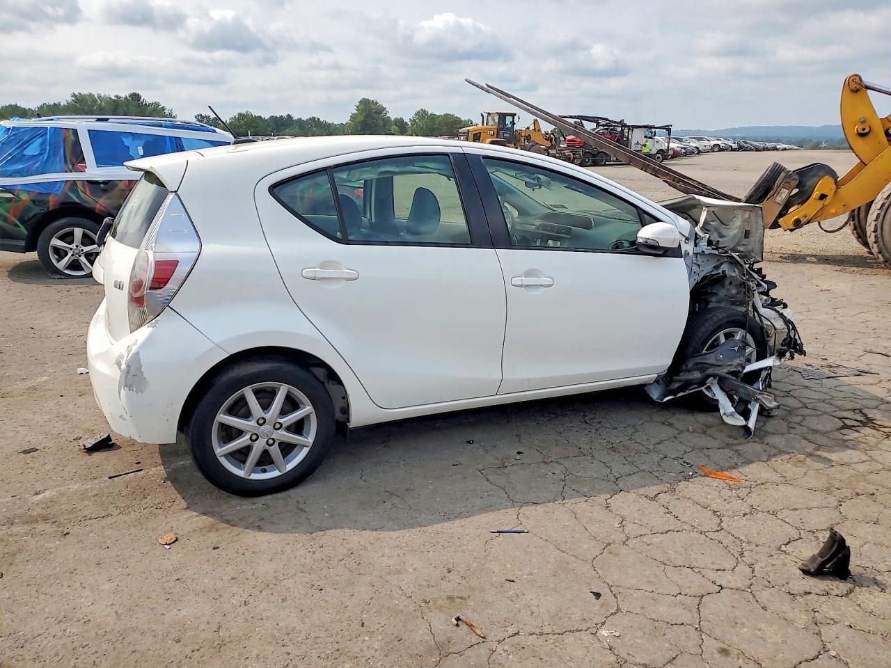 2013 Toyota Prius C Four - Фото 3