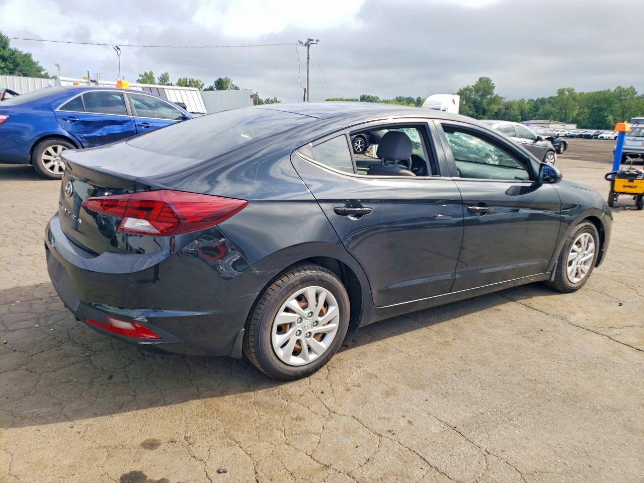 2020 Hyundai Elantra Se - Image 3