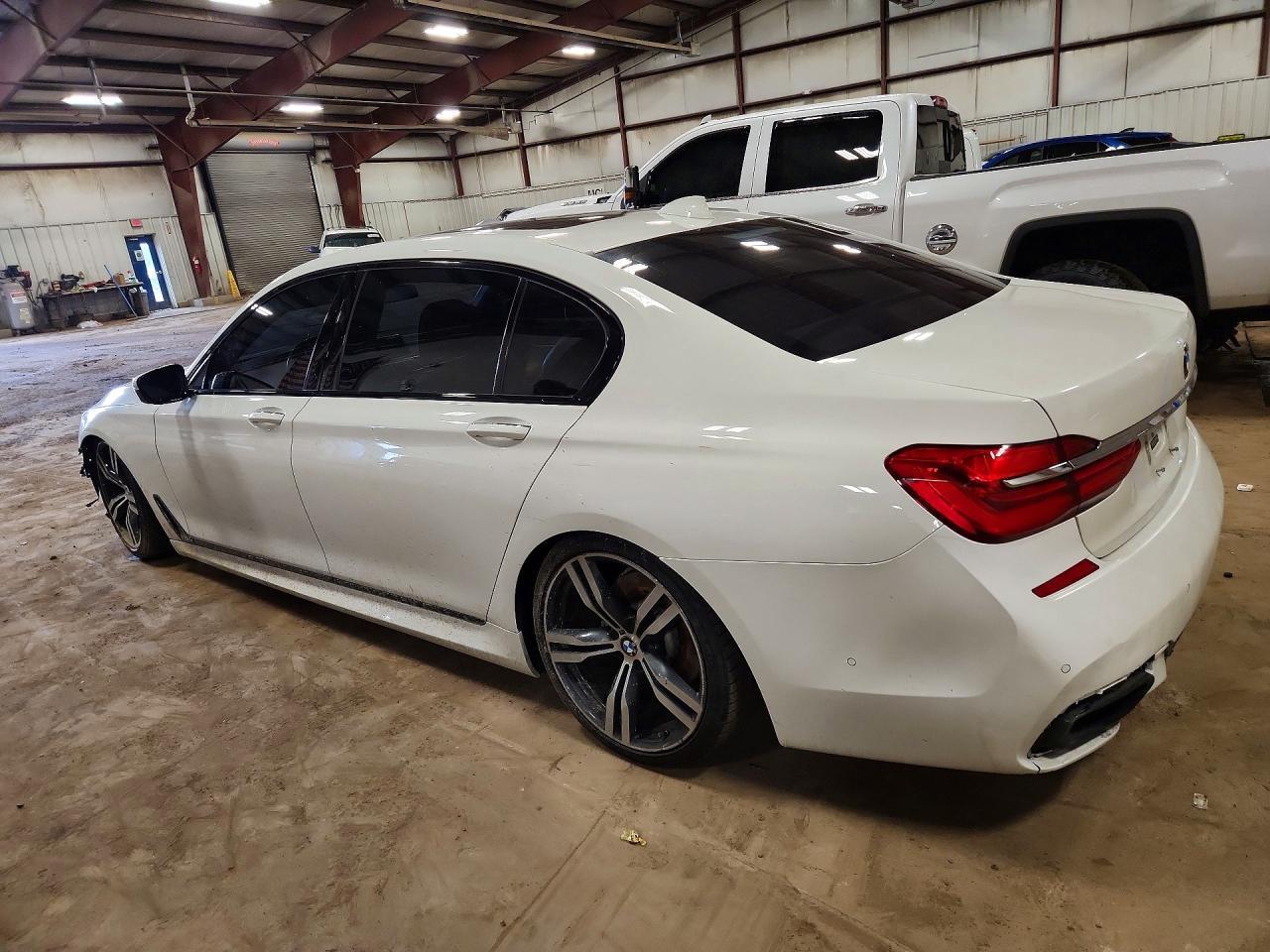 2017 BMW 740 I - Фото 2