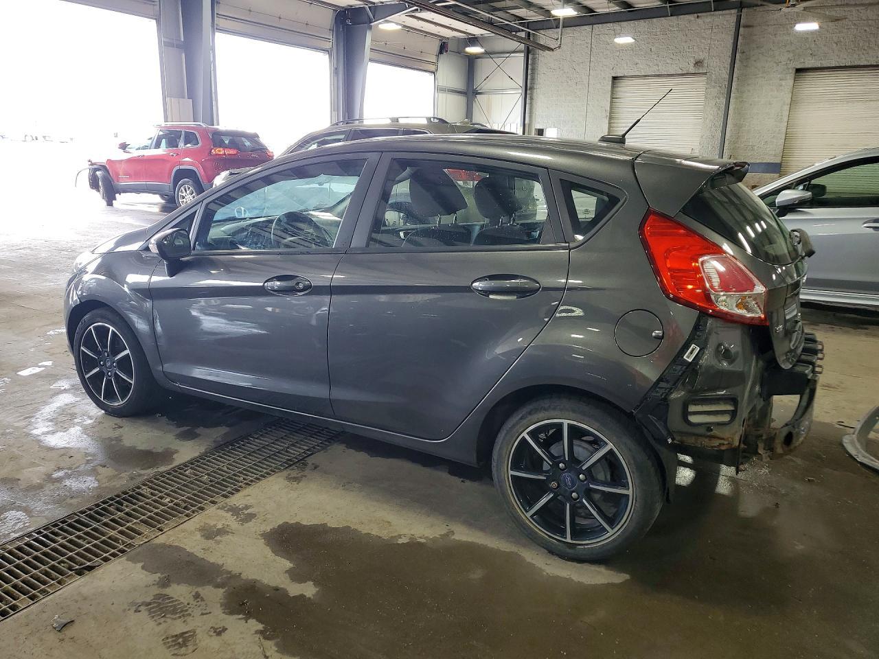 2015 Ford Fiesta Se - Фото 2