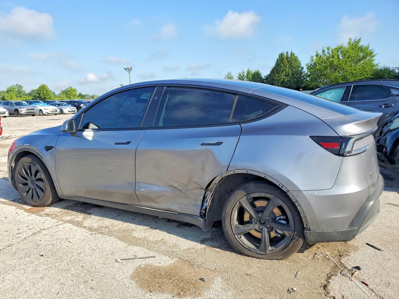 2026 Tesla Model Y - Фото 2