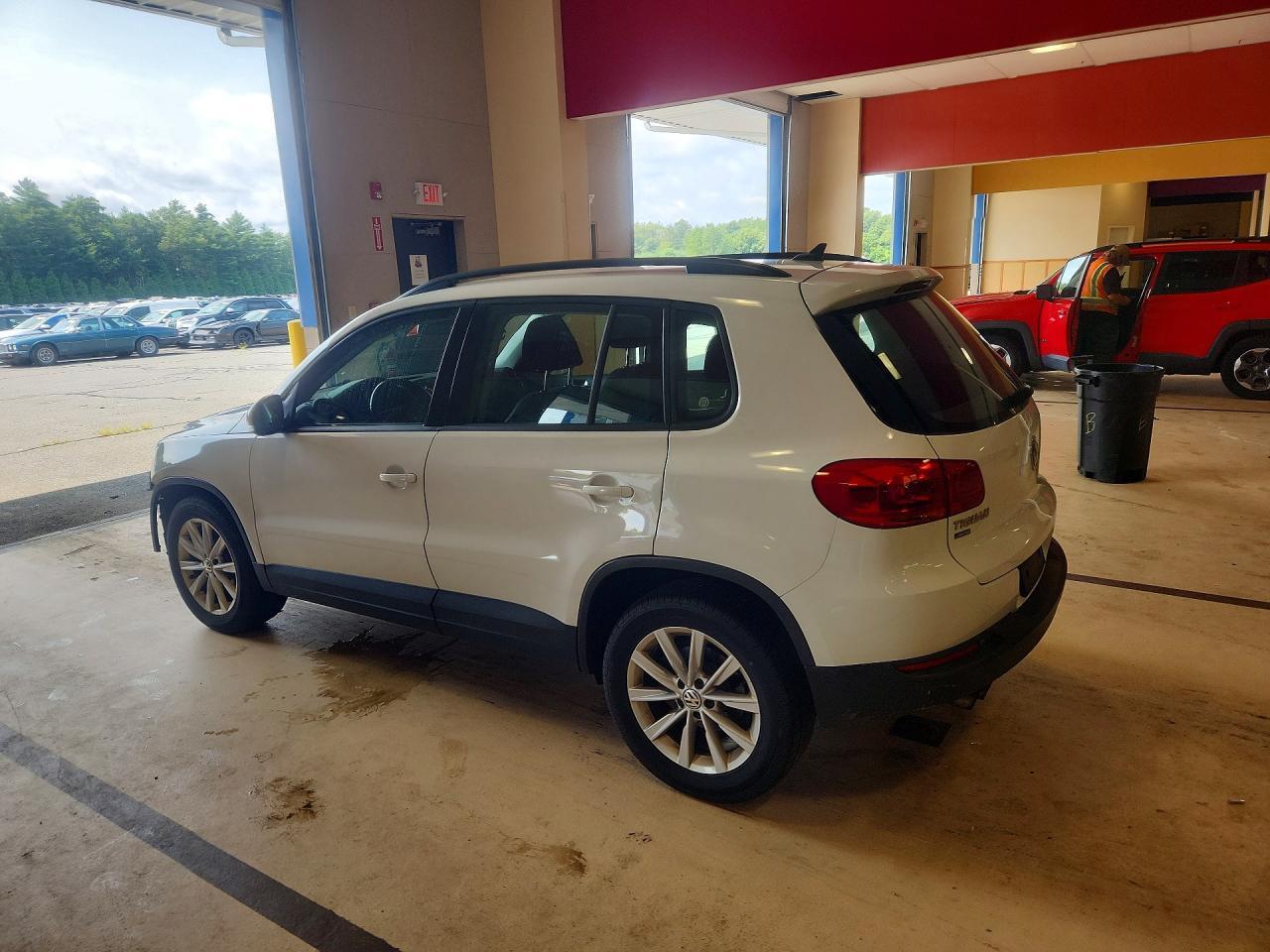 2017 Volkswagen Tiguan S - Фото 2