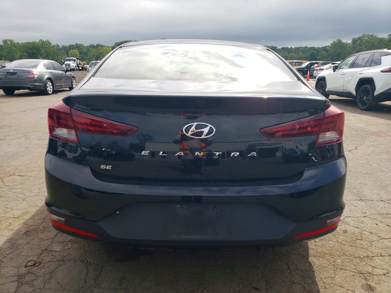 2020 Hyundai Elantra Se - Image 6