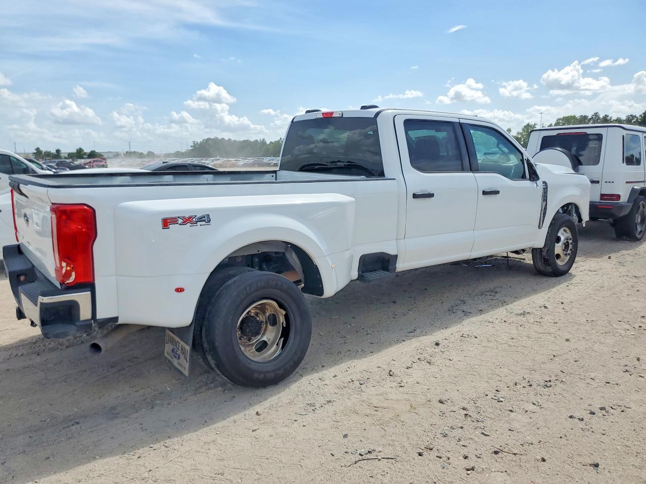 2025 Ford F350 Super Duty - Image 3