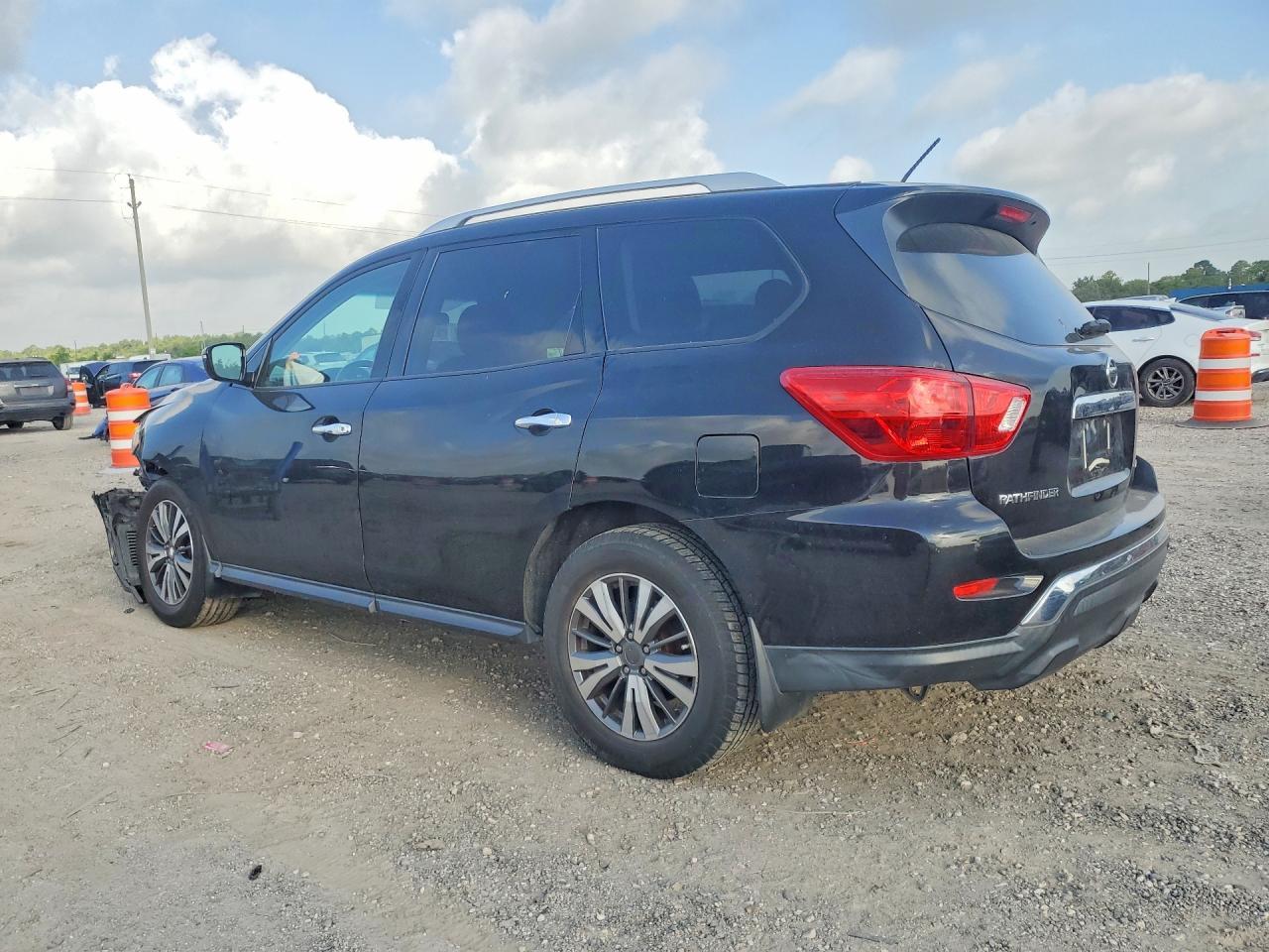2017 Nissan Pathfinder S - Image 2