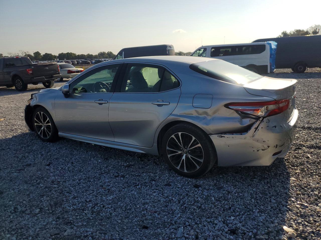2018 Toyota Camry Se - Фото 2