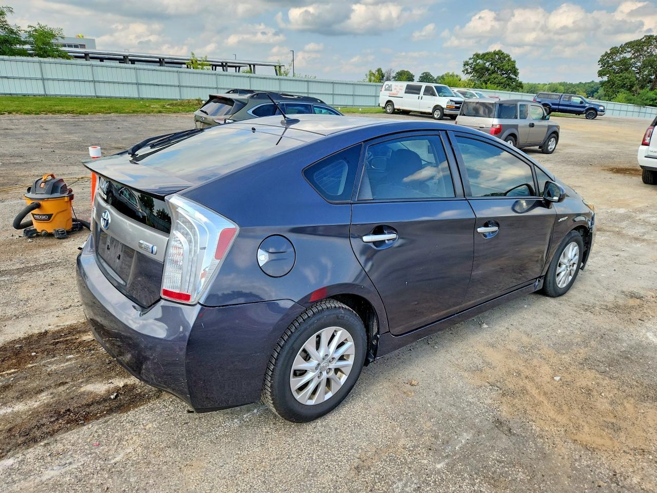 2014 Toyota Prius Plug-In Hybrid Base - Image 3