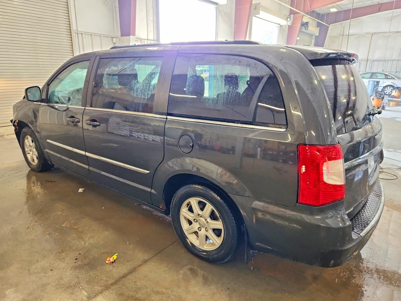 2012 Chrysler Town & Country Touring - Фото 2