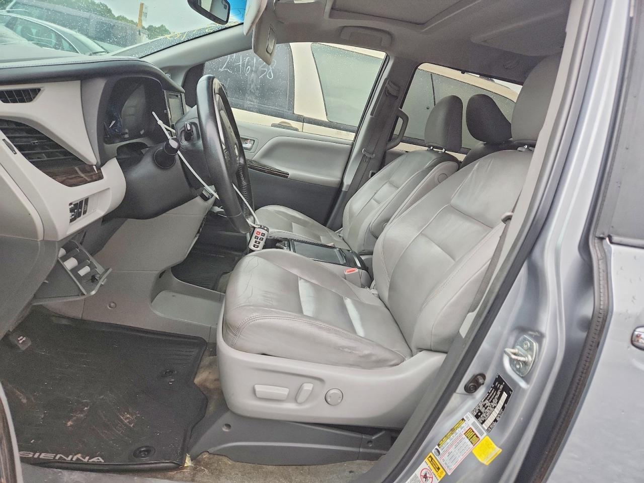 2015 Toyota Sienna Xle Premium 8-Passenger - Image 7