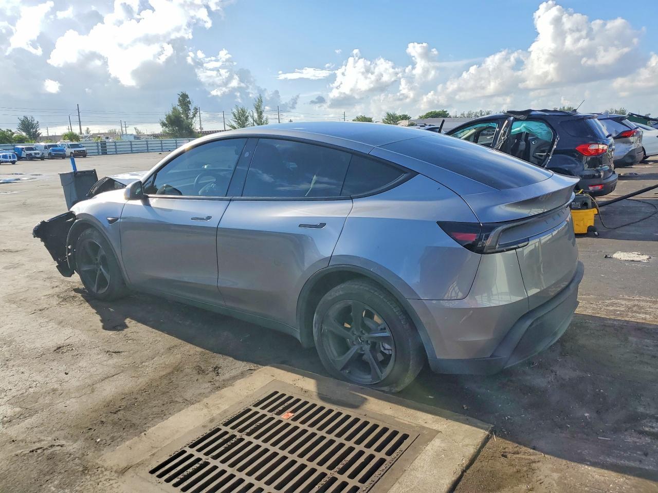 2026 Tesla Model Y - Image 2