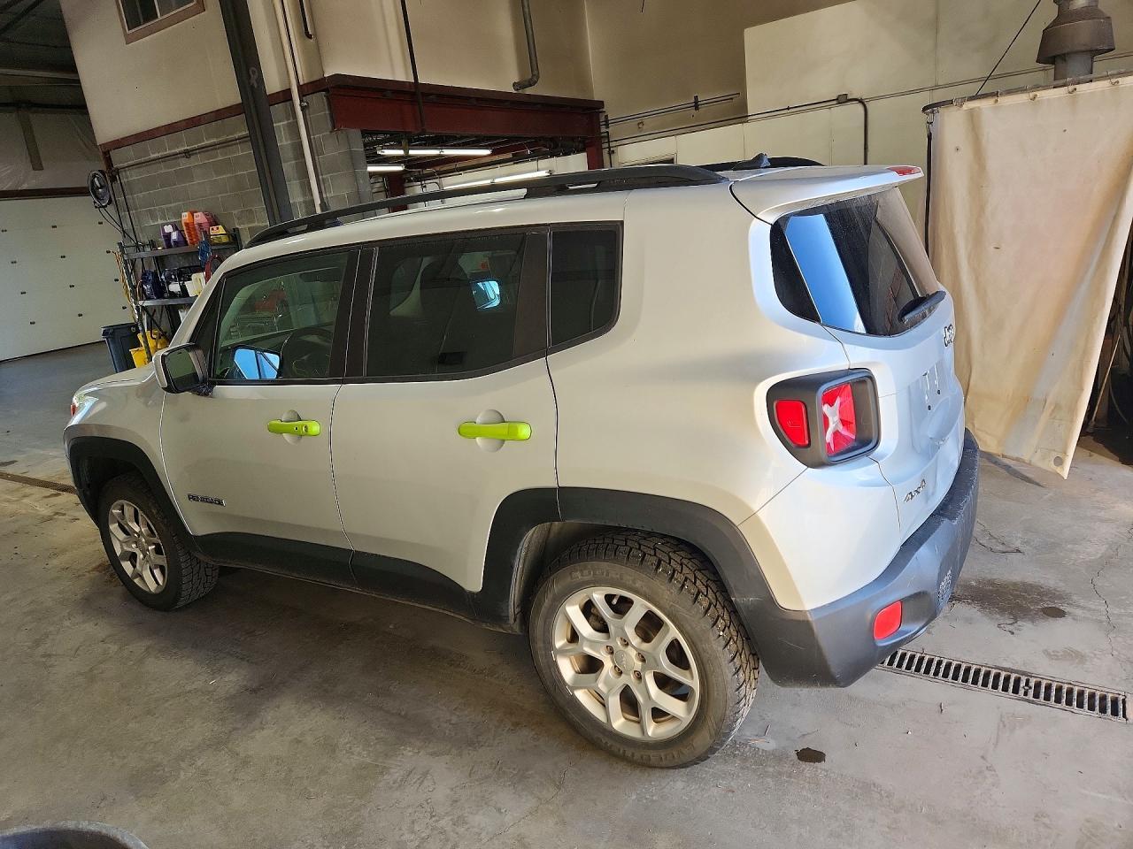 2015 Jeep Renegade Latitude - Image 2