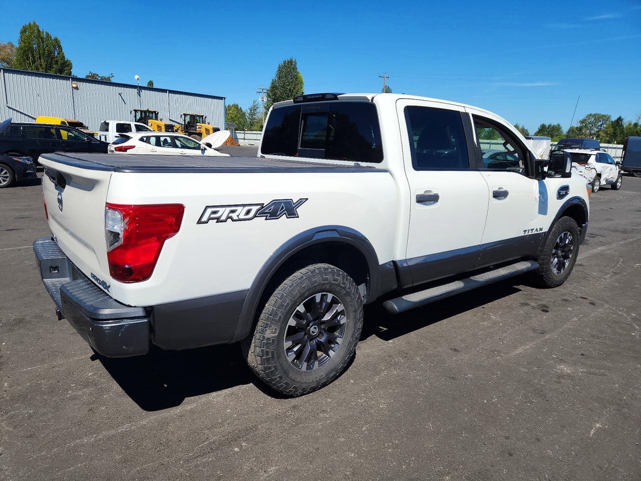 2017 Nissan Titan Pro-4X - Фото 3
