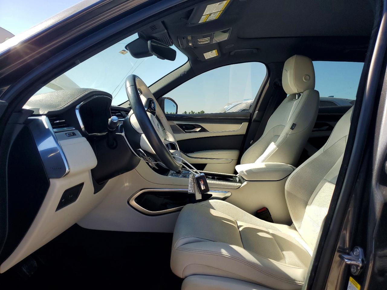 2025 Jaguar F-Pace R-Dynamic S - Image 7