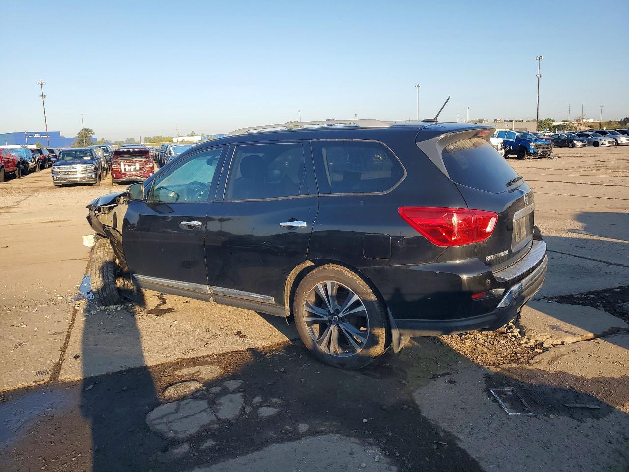 2018 Nissan Pathfinder Platinum - Image 2