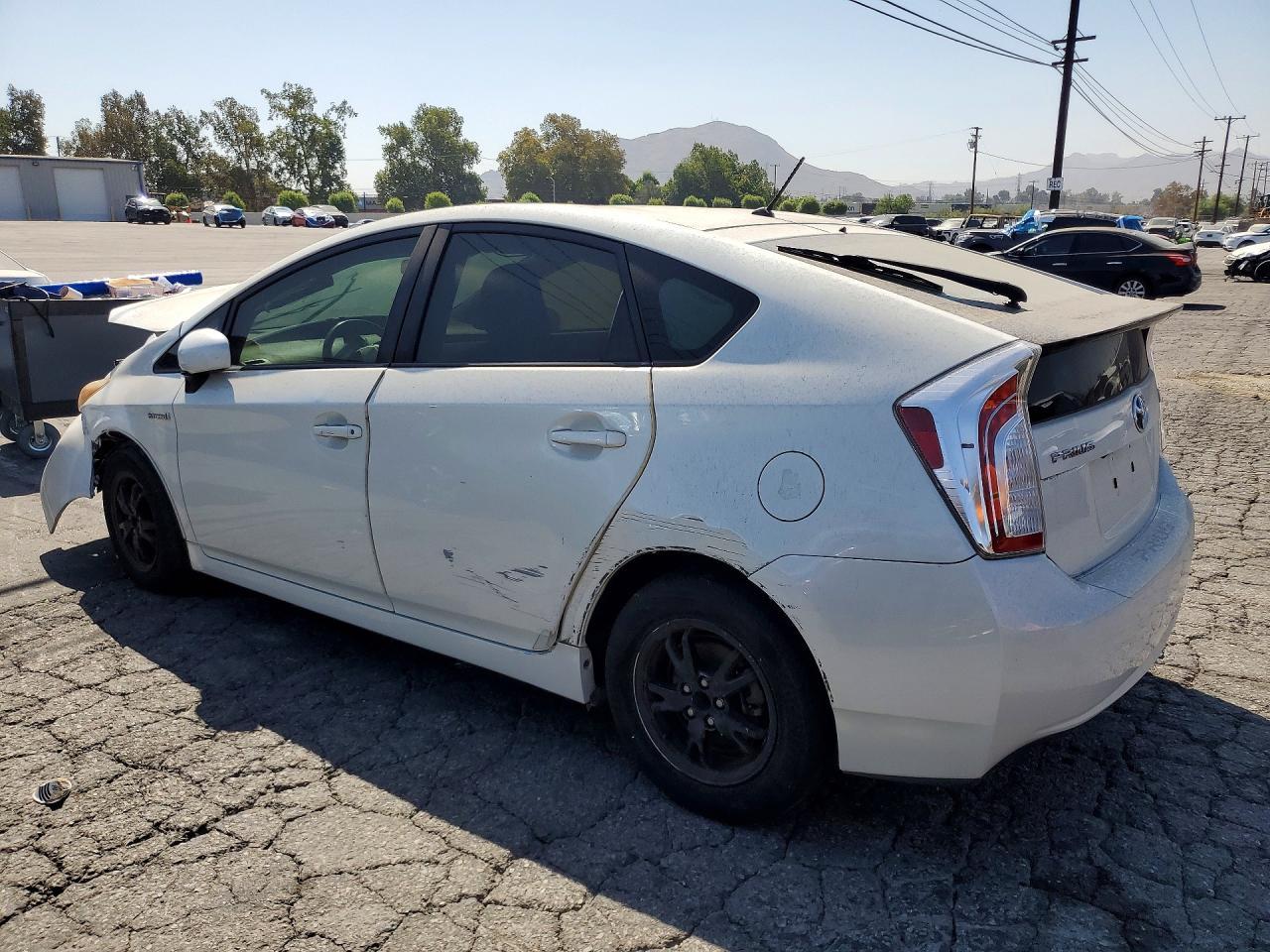 2015 Toyota Prius Two - Фото 2