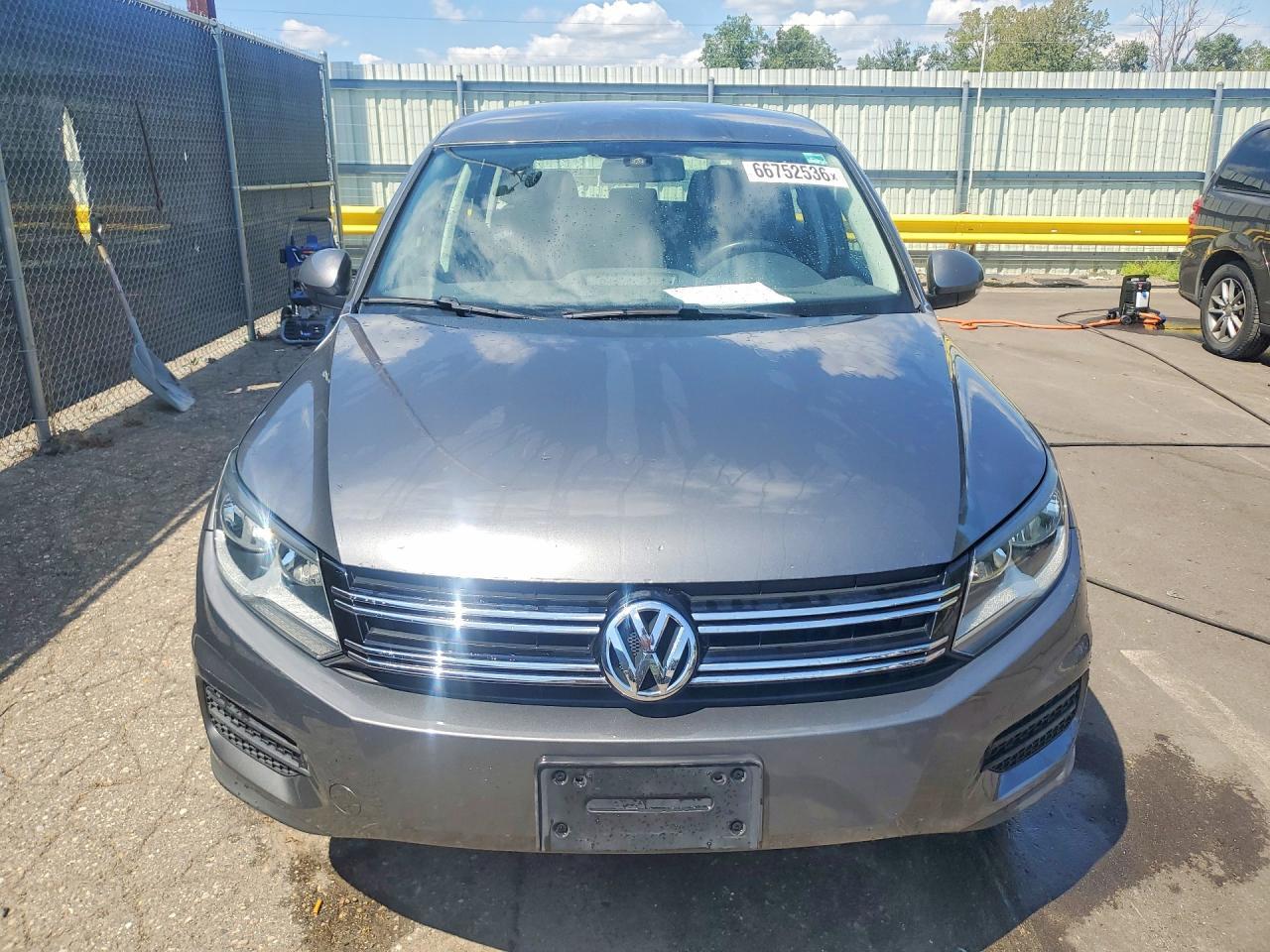 2014 Volkswagen Tiguan S - Image 5