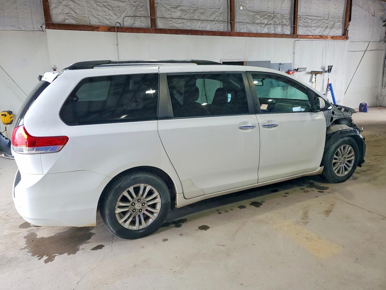 2011 Toyota Sienna Xle 8-Passenger - Фото 3