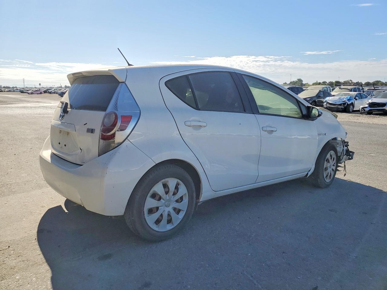 2012 Toyota Prius C One - Фото 3