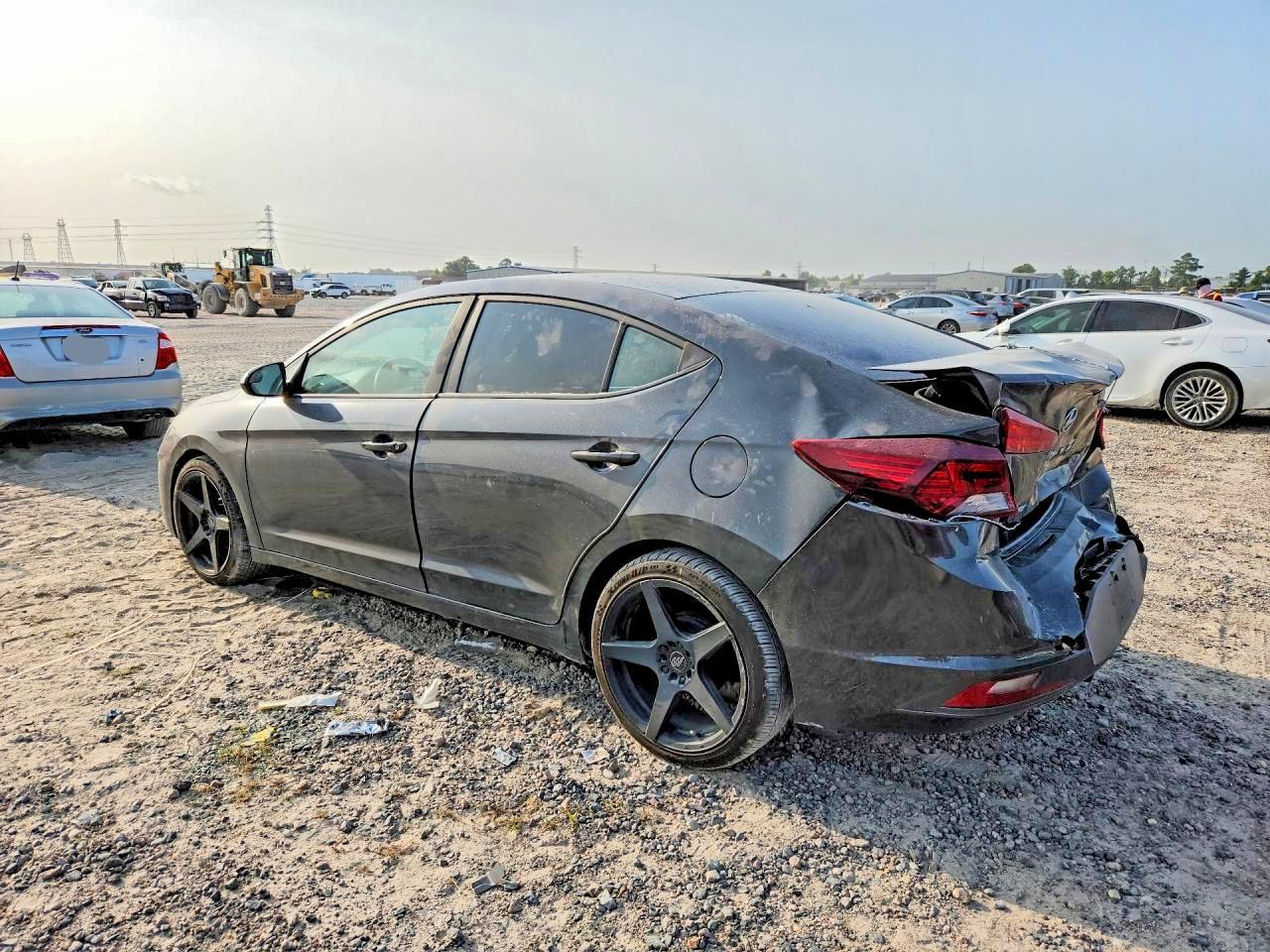 2020 Hyundai Elantra Se - Image 2