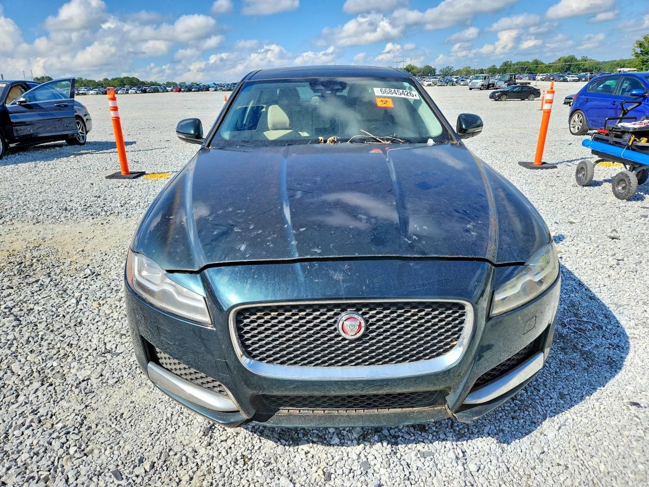 2017 Jaguar Xf Premium - Image 5