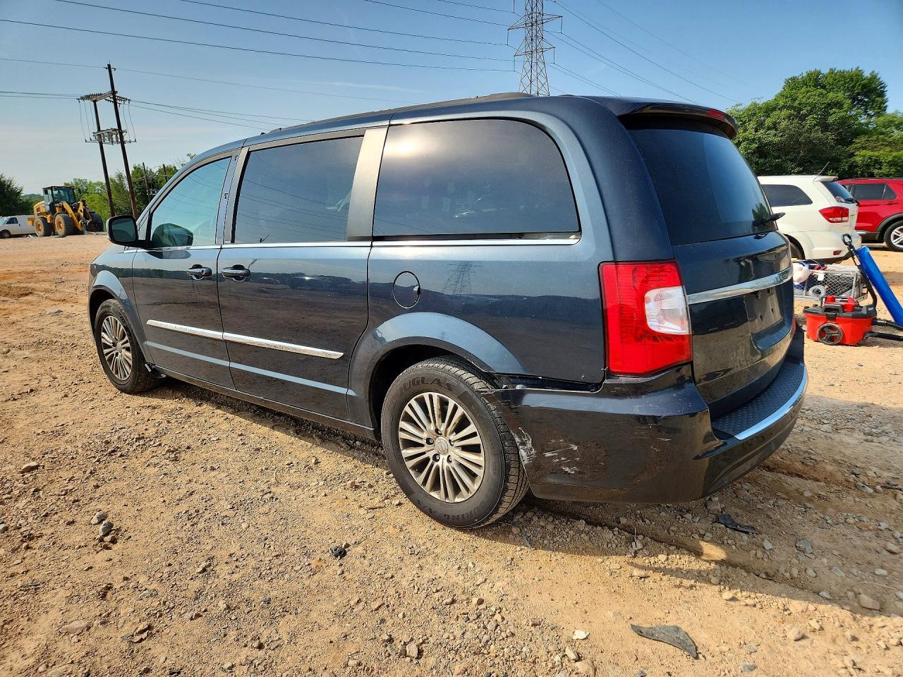 2013 Chrysler Town & Country Touring L - Image 2