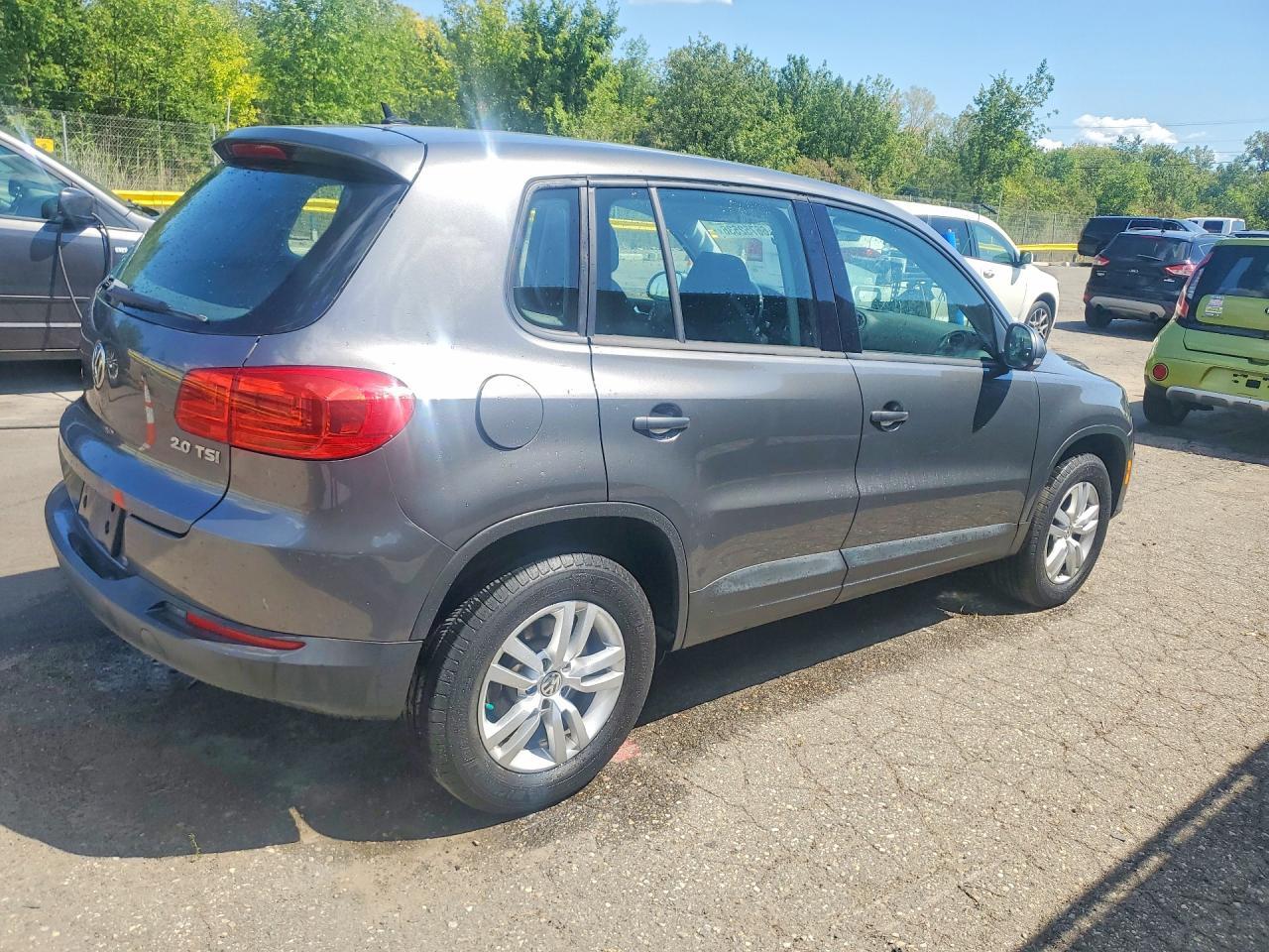 2014 Volkswagen Tiguan S - Image 3