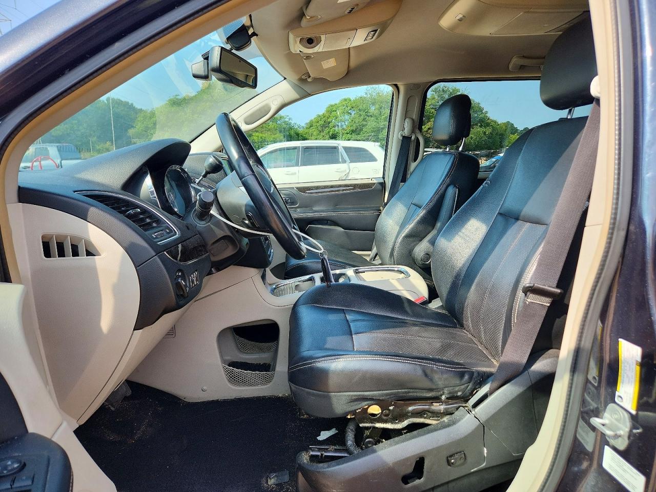 2013 Chrysler Town & Country Touring L - Image 7