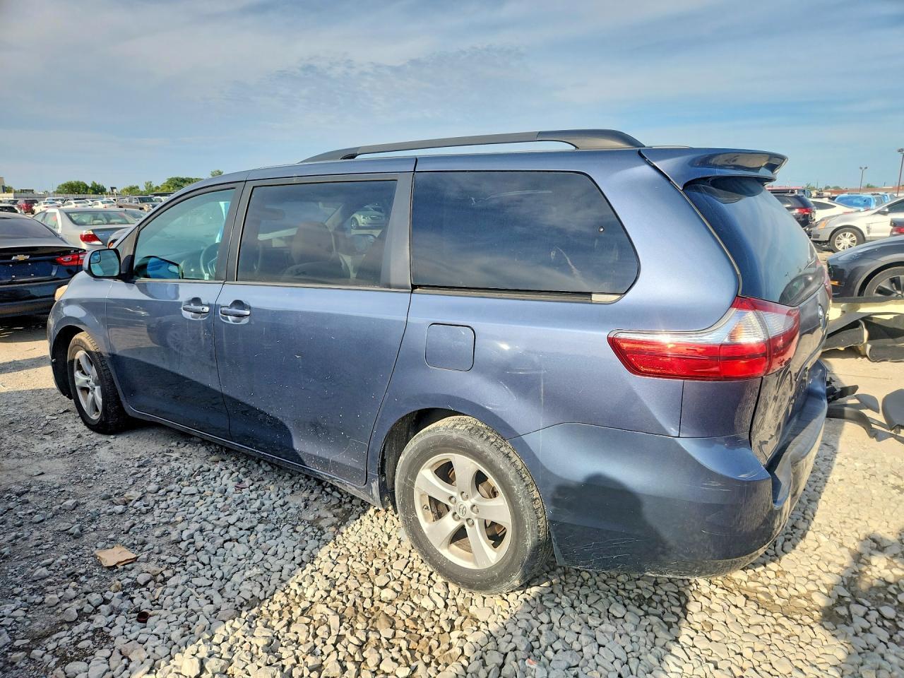 2015 Toyota Sienna Le - Image 2