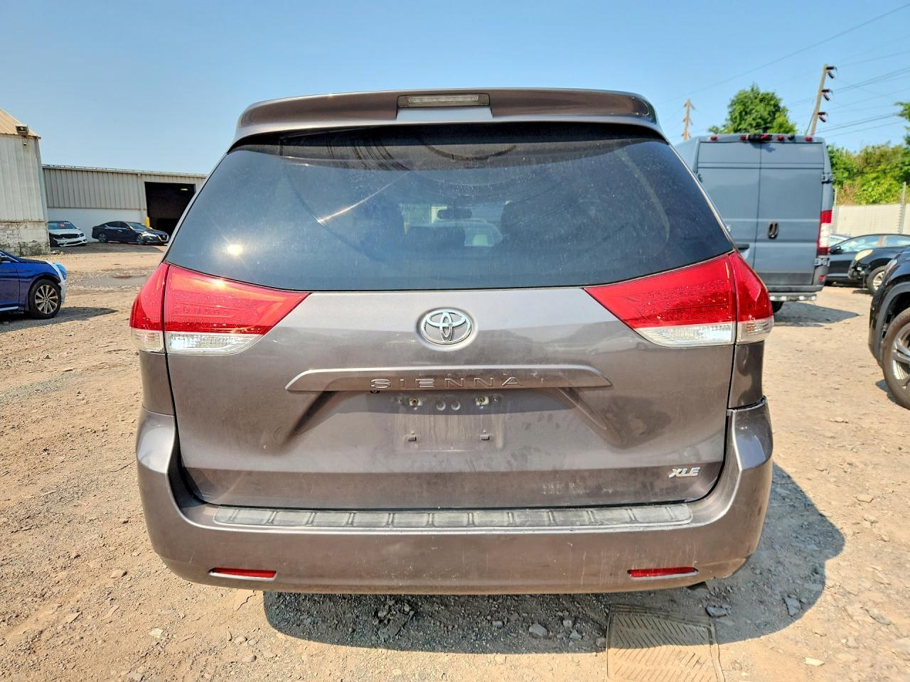 2011 Toyota Sienna Xle 8-Passenger - Фото 6