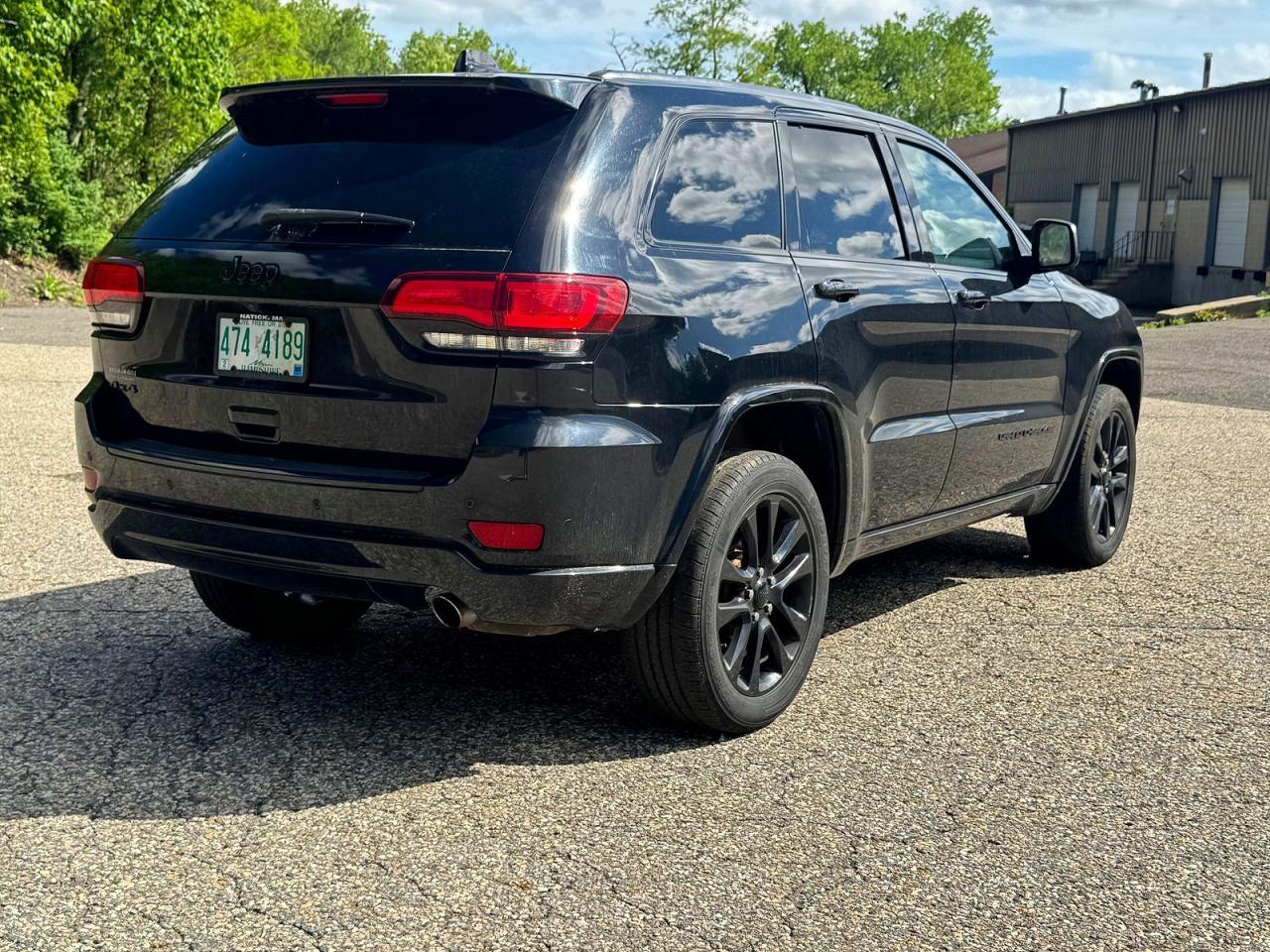 2018 Jeep Grand Cherokee Laredo - Image 4