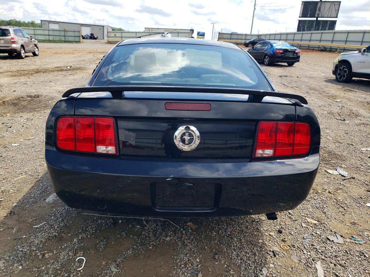 2005 Ford Mustang Base - Фото 6