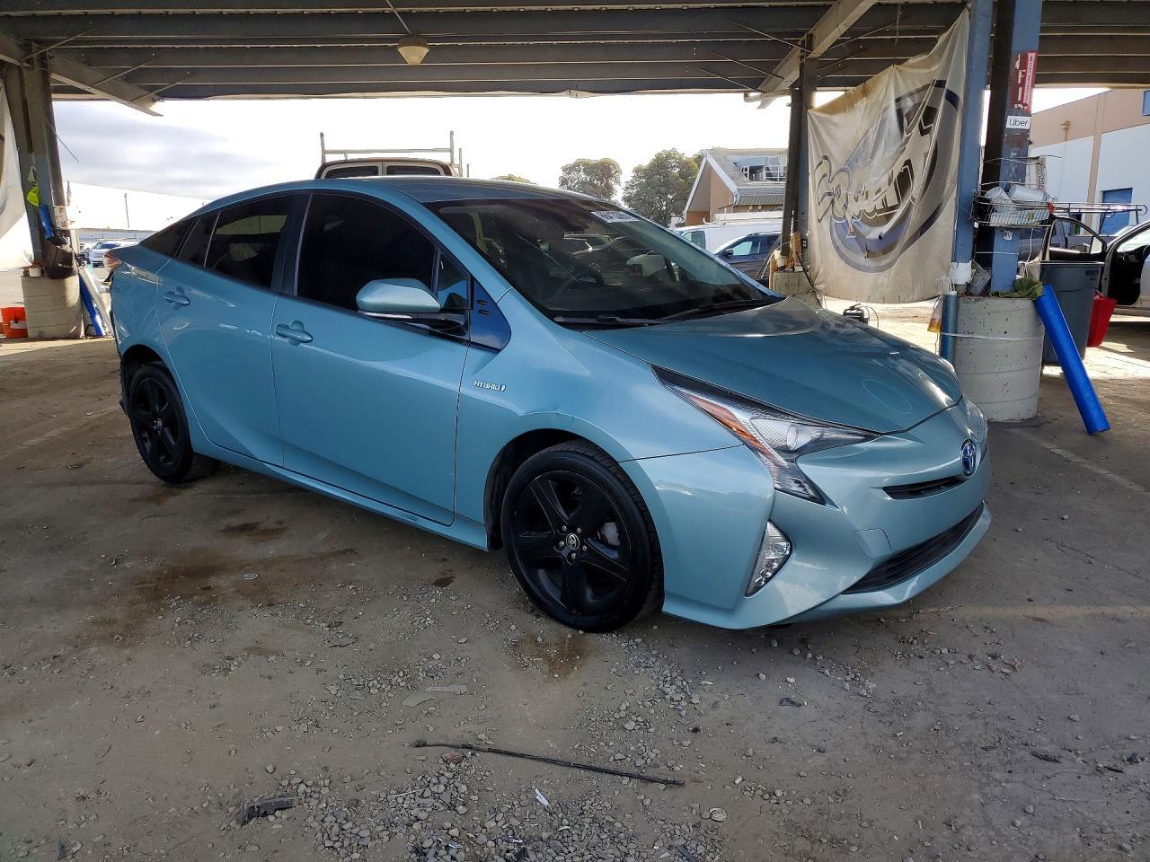 2016 Toyota Prius Three Touring - Фото 4
